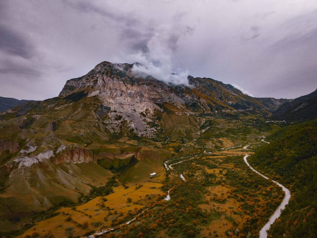 El Ferrocarril Transpirenaico Oriental: Ingeniería de desfiladeros, logística de cumbres y la conectividad ferroviaria histórica entre Ripoll y Latour-de-Carol