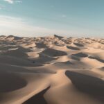 El laberinto intermodal del desierto de Musandam: Lanchas rápidas, pistas de acantilado y la frágil conectividad de los enclaves omaníes