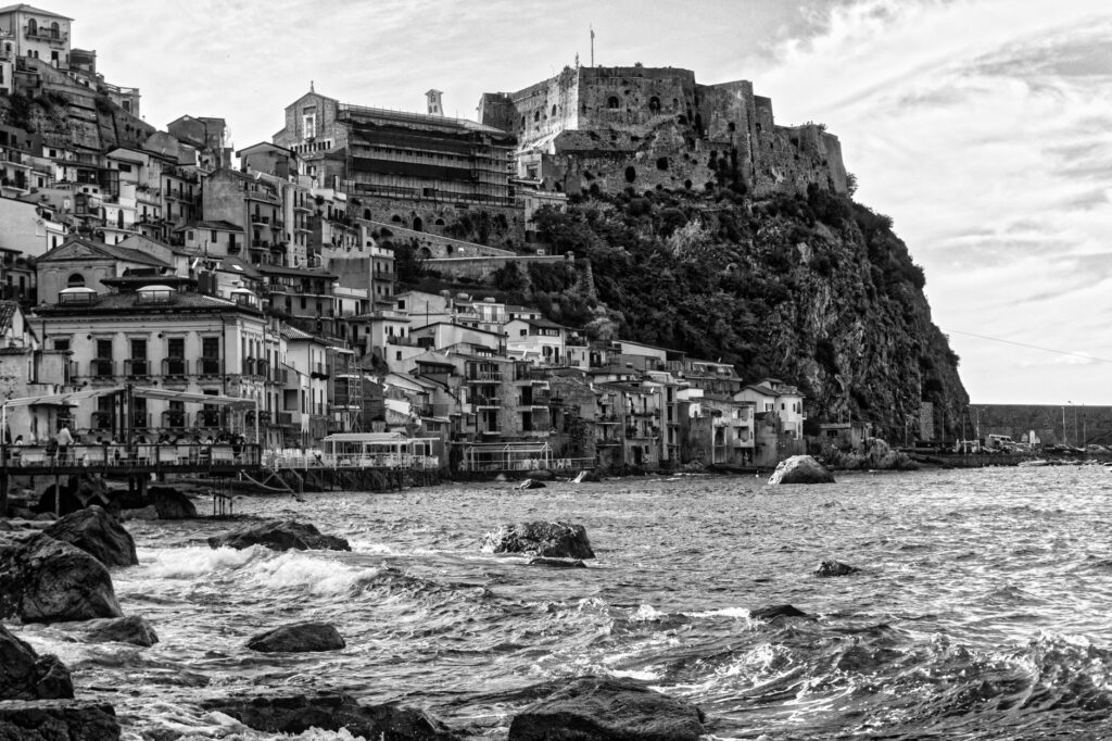 El latido meridional del archipiélago de las Eolias: Vapores de caleta, muelles volcánicos y la conectividad insular de Lipari