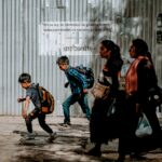 La paradoja de las fronteras abiertas: Cómo la exención de visados puede salvar o saturar a las comunidades locales