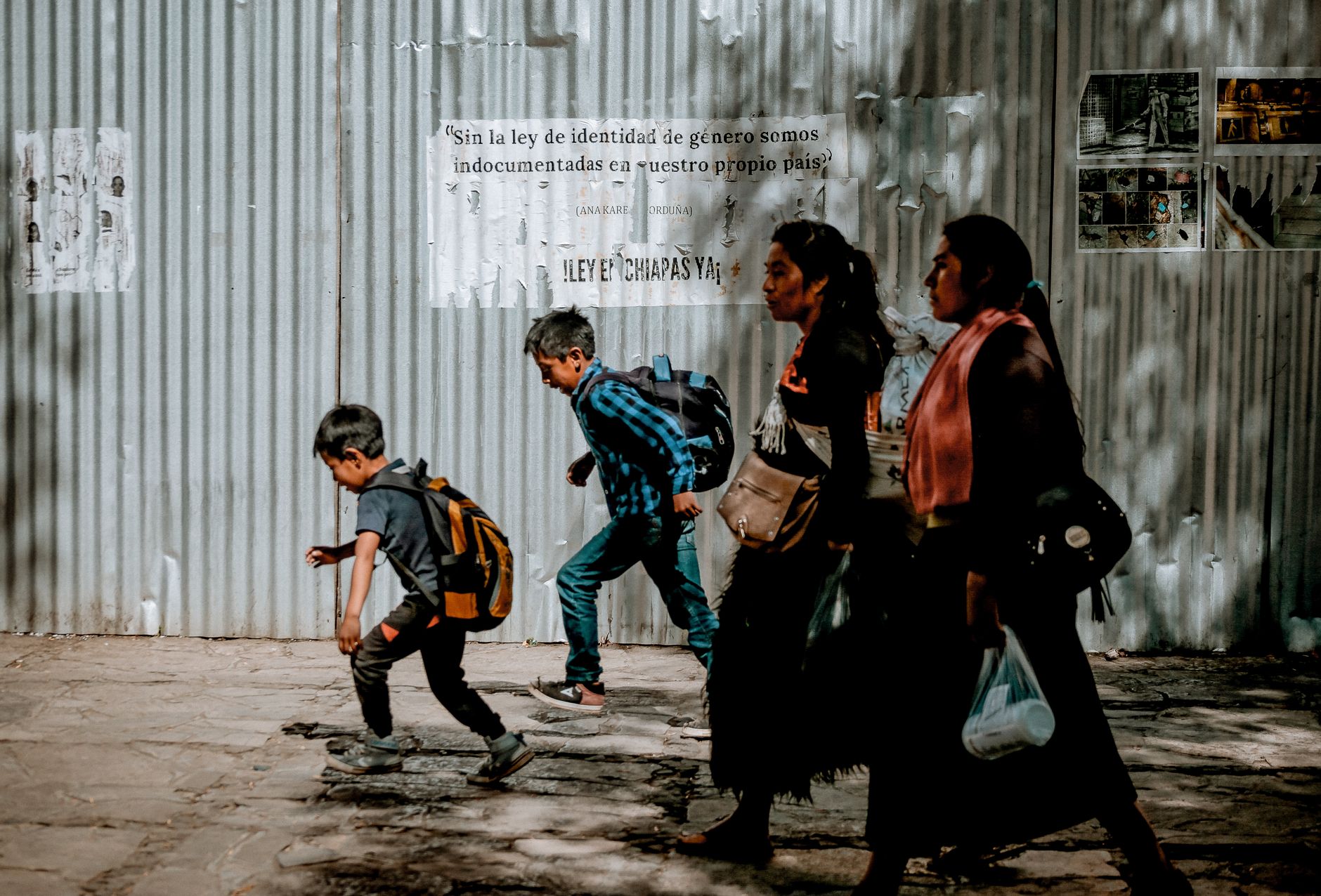 La paradoja de las fronteras abiertas: Cómo la exención de visados puede salvar o saturar a las comunidades locales