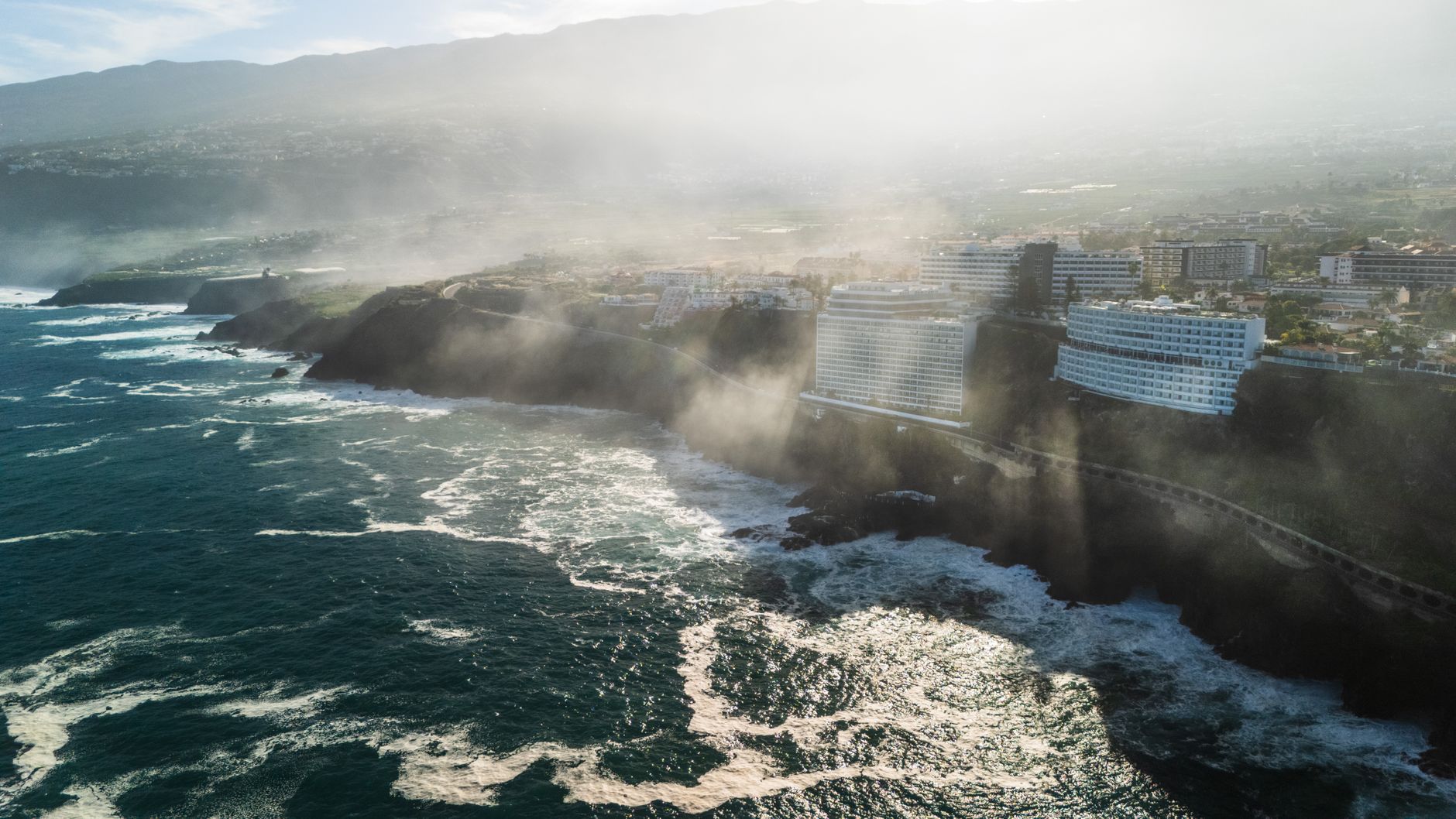 La Conectividad Aérea de las Islas Azores: Vientos Atlánticos, Pistas Escénicas y el Desafío Logístico de la Macaronesia