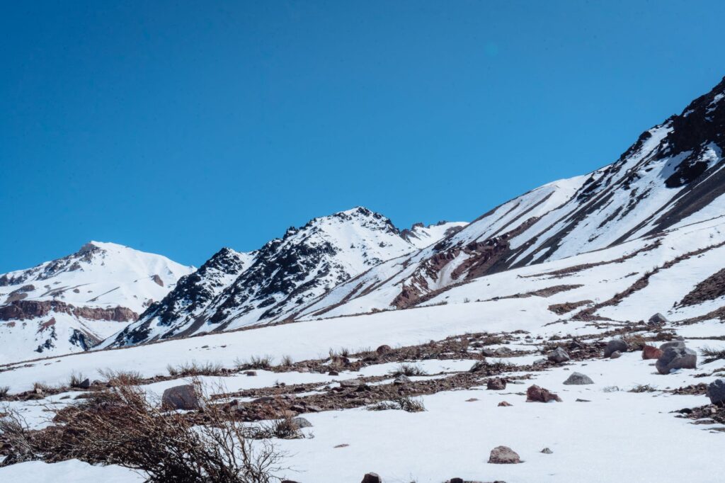 El Ferrocarril Trasandino de los Libertadores: Ingeniería de cumbres, logística cordillerana y la conectividad ferroviaria histórica entre Mendoza y Los Andes
