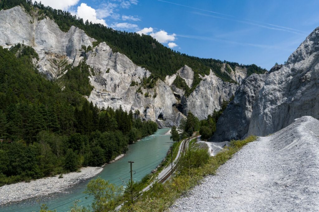 El Ferrocarril del Rin Romántico: Ingeniería de valles, logística fluvial y la conectividad ferroviaria entre Maguncia y Colonia
