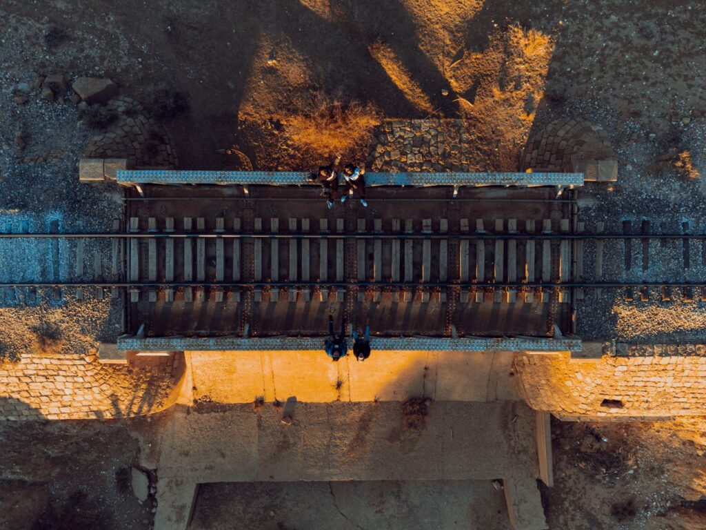 El Ferrocarril del Desierto de Atacama: Ingeniería de salares, logística minera y la conectividad ferroviaria histórica hacia Antofagasta