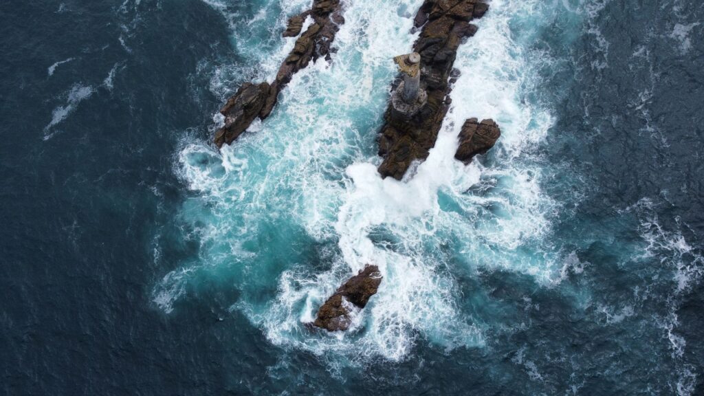 El laberinto intermodal del estrecho de Bass: Transbordadores de alta mar, pistas de grava batidas por el viento y la frágil conectividad de las islas Furneaux