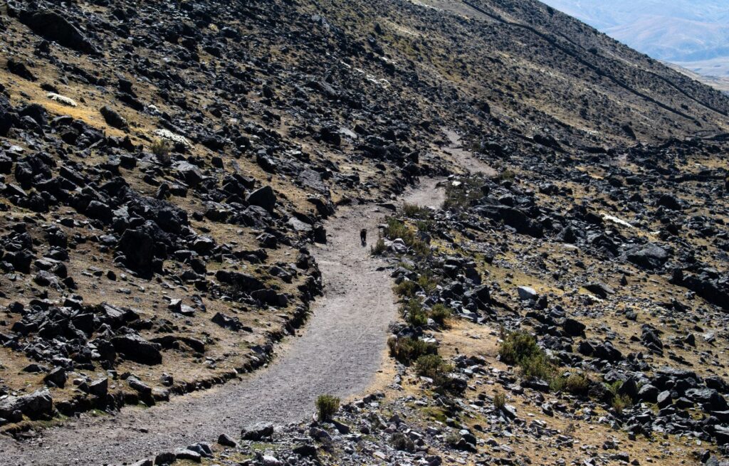 La Travesía del Circuito Huayhuash: Guía de Expedición y Senderismo de Alta Montaña por la Cordillera Andina del Perú