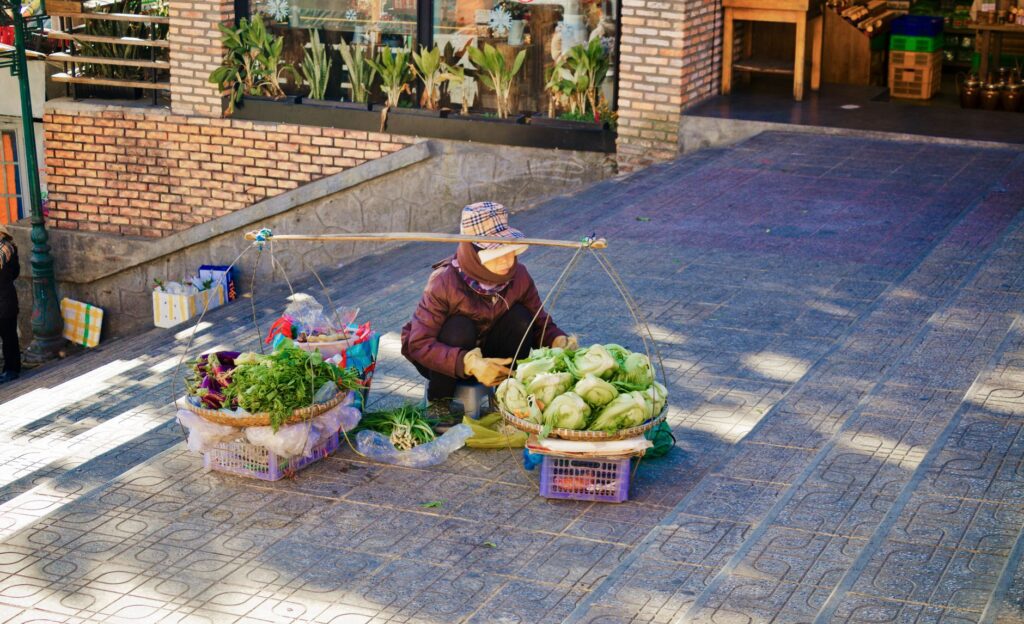 El secreto del roble y el humo: la liturgia del Mercado Central de Santiago de Compostela y los tesoros de la Terra Cha