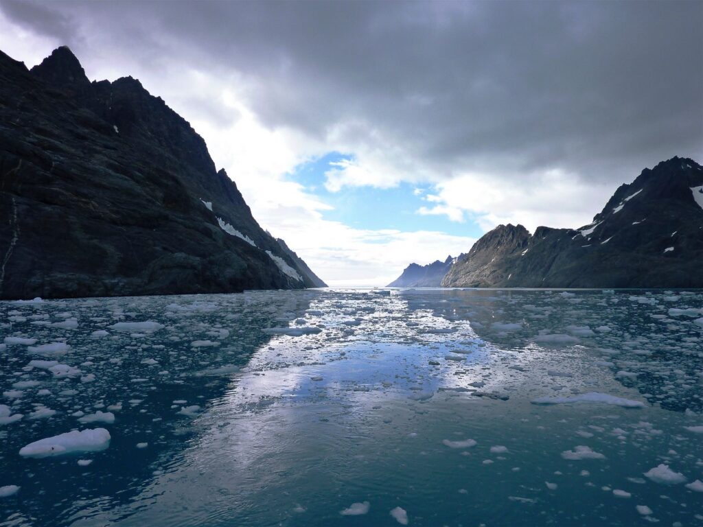 La Travesía del Archipiélago de las Shetland del Sur en Velero Polar: Guía de Navegación y Logística Marina por el Confín Antártico