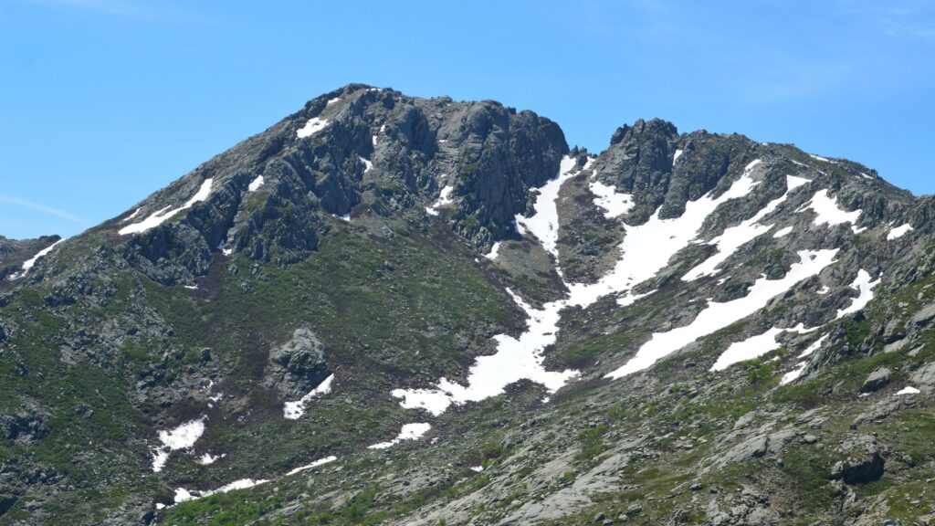 La Travesía del Sendero de GR 20 en Córcega: Guía de Expedición y Senderismo por la Cresta Granítica del Mediterráneo