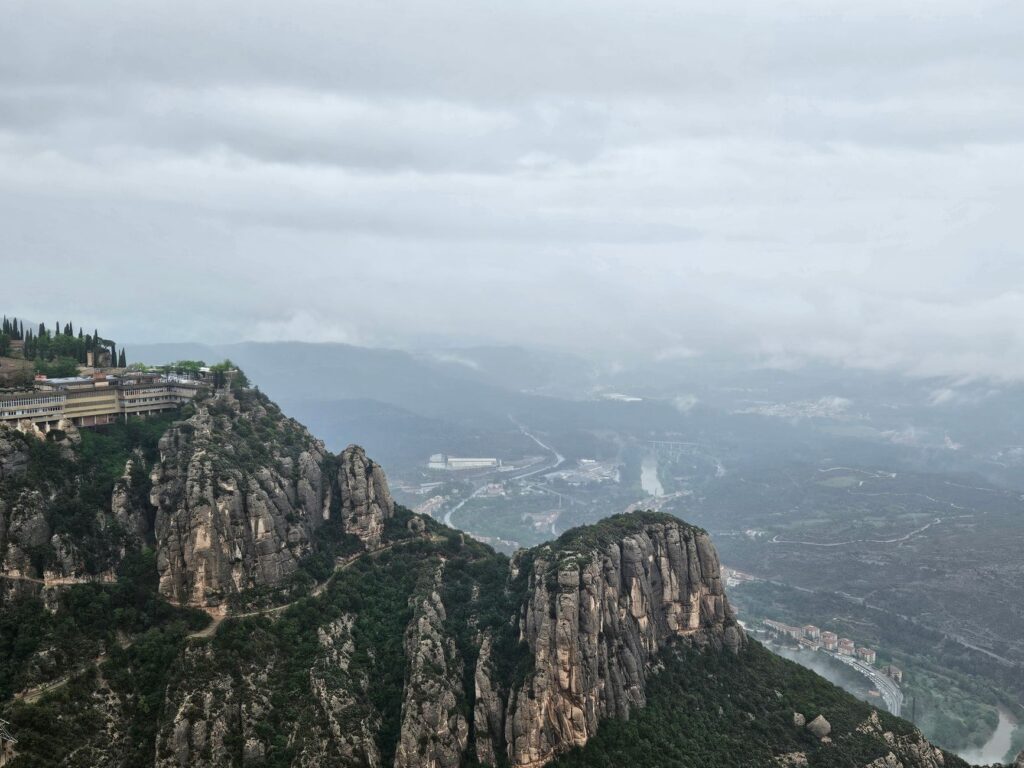 El laberinto de piedra y niebla: La odisea del tren cremallera de Montserrat