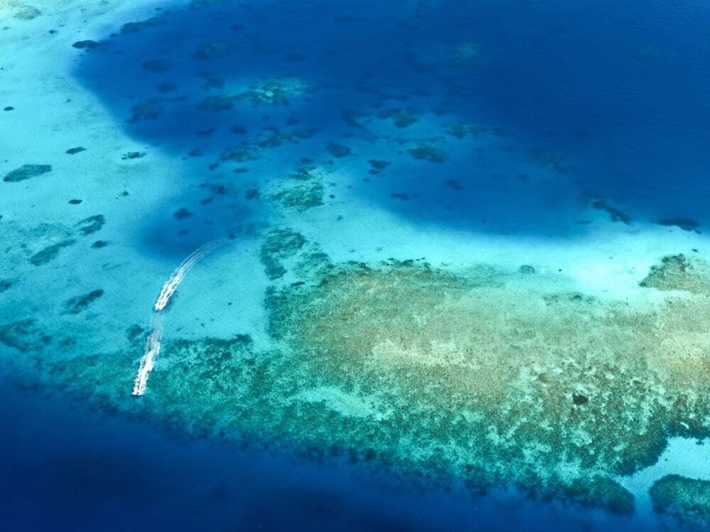 El laberinto intermodal del archipiélago de Fiyi: barcazas de casco plano, arrecifes coralinos y la frágil conectividad de un confín insular