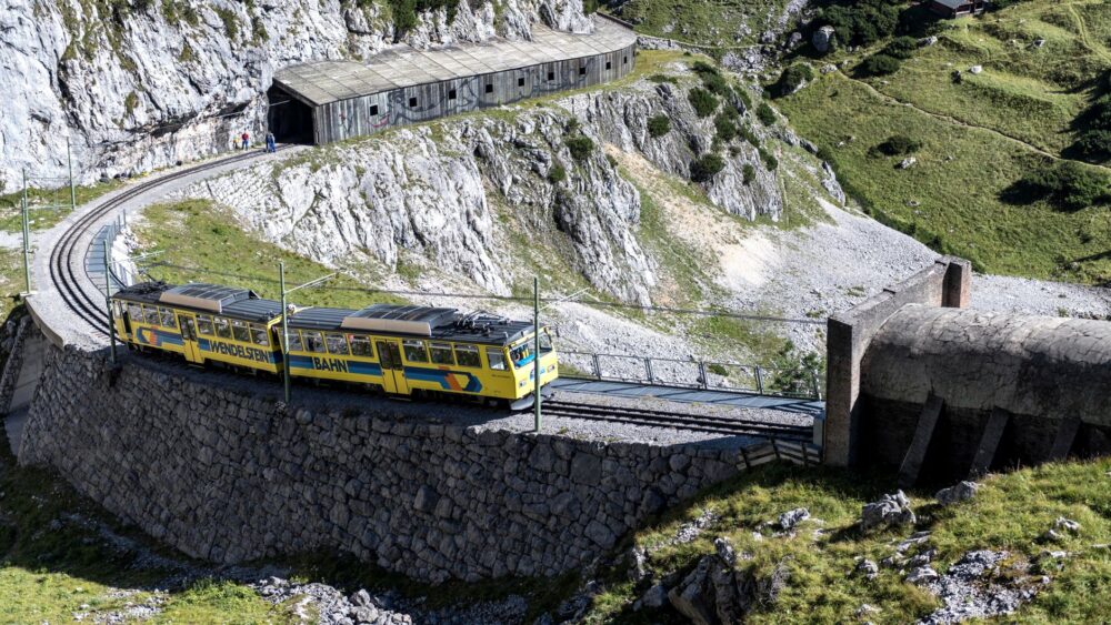 El laberinto ferroviario de la ruta alpina: locomotoras de cremallera, túneles de base y la frágil conectividad de un paso milenario