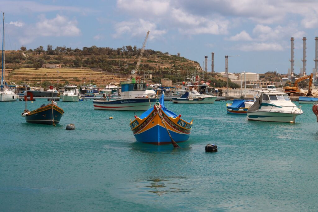 El latido meridional del archipiélago maltés: Puertos de abrigo, transbordadores de altura y la conectividad insular de Gozo