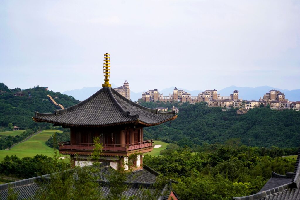 El Ferrocarril del Monte Emei: Ingeniería de nieblas, logística vertical y la conectividad sagrada en el suroeste de China