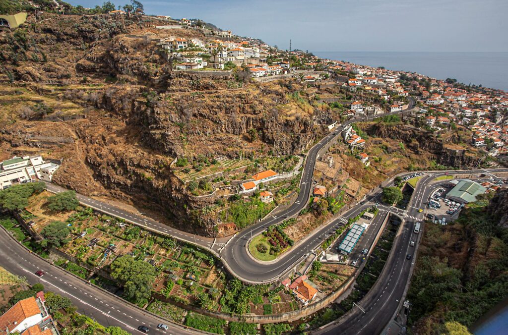 El latido meridional del archipiélago de Madeira: Levadas de cumbre, túnelería histórica y la conectividad insular de los acantilados atlánticos