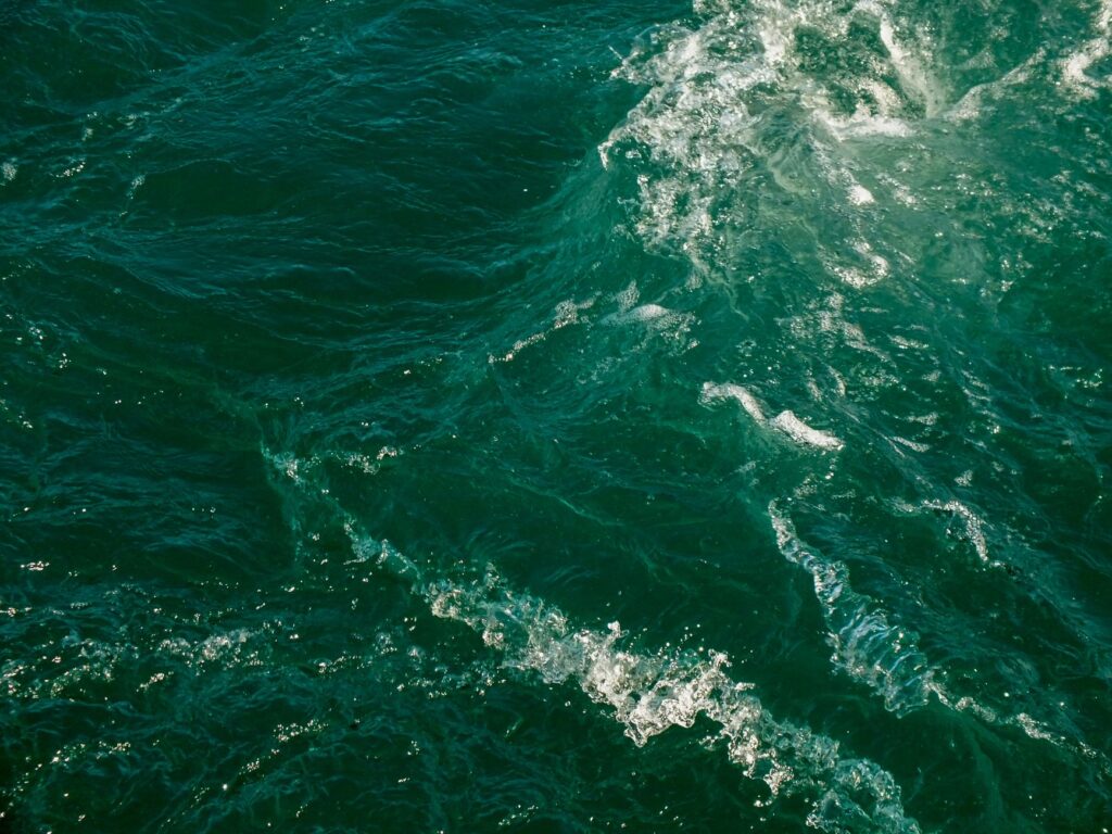 El latido meridional del archipiélago de las Bocas de Bonifacio: Barcazas de estrecho, muelles de piedra y la conectividad anfibia del sur de Córcega