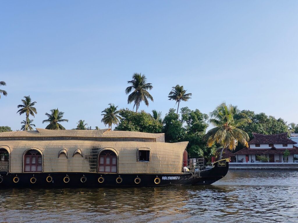 El Expreso de los Altares Fluyentes: Ingeniería fluvial, logística deltaica y la conectividad náutica histórica hacia el corazón de Kerala
