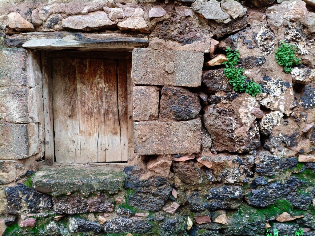El latido mineral del Geoparque de Sobrarbe: cómo la movilidad sostenible y los antiguos caminos ganaderos transforman el transporte en el Pirineo aragonés