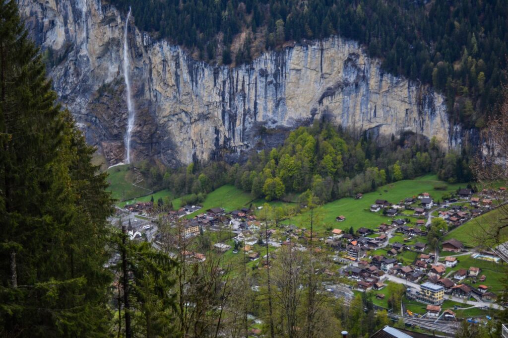 El laberinto de las tierras altas: cómo los trenes cremallera de alta montaña y los funiculares hidroneumáticos transforman el transporte en el Oberland Bernés