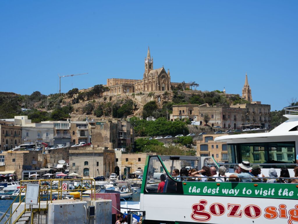 El latido meridional del archipiélago maltés: Puertos de abrigo, transbordadores de altura y la conectividad insular de Gozo
