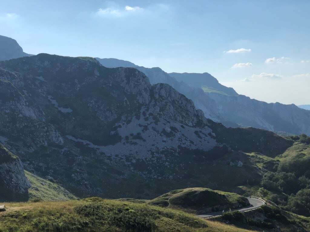 El refugio del rebeco en los paredones de la cordillera Cantábrica: ecología rupícola y conservación en los altos macizos de Asturias