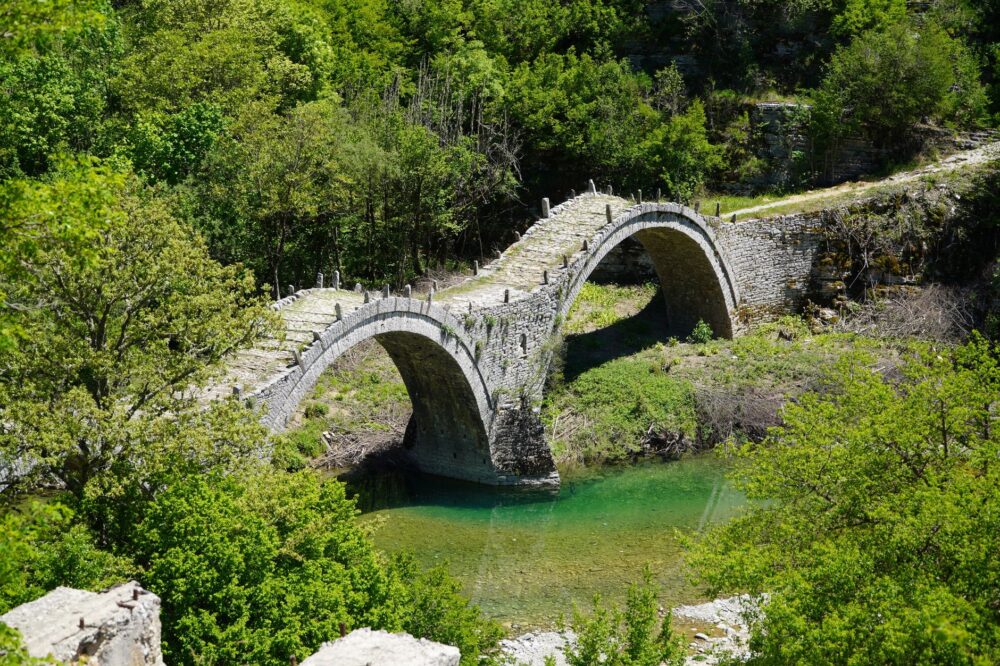 El latido meridional del Epirus: Redes de piedra, gargantas fluviales y la conectividad aislada de los pueblos de Zagori