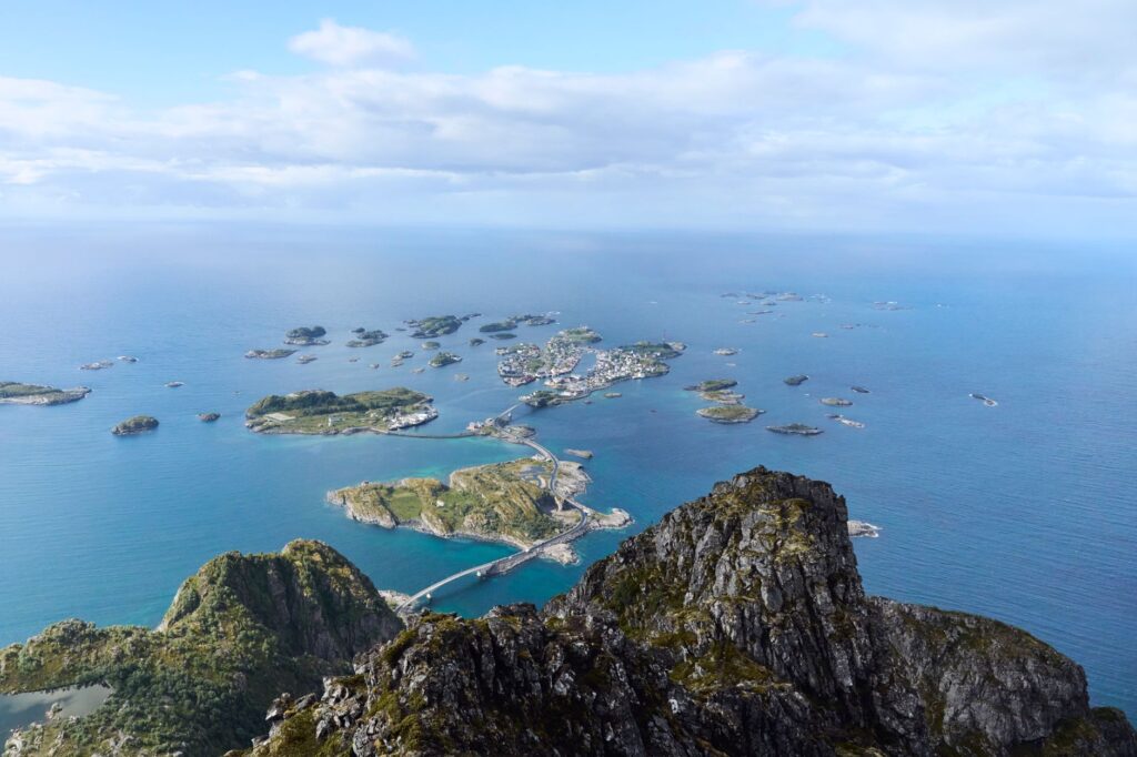 El laberinto intermodal del archipiélago de las islas de la Muerte: barcazas de marea, muelles de madera y la frágil conectividad de un santuario austral