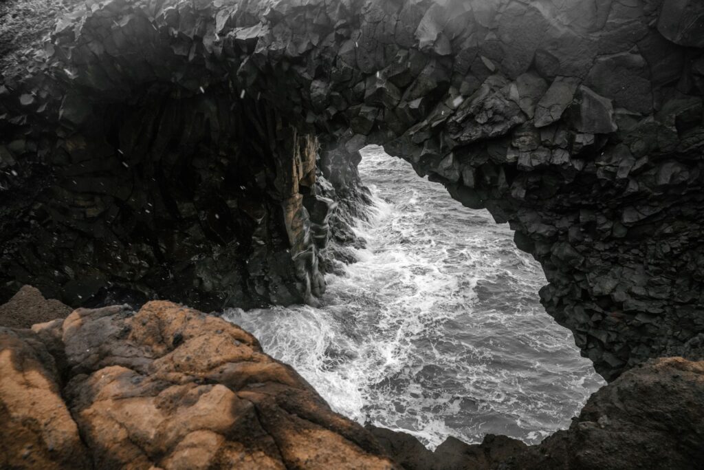 Navegar las Galápagos: El archipiélago indómito a través de nueve singladuras esenciales
