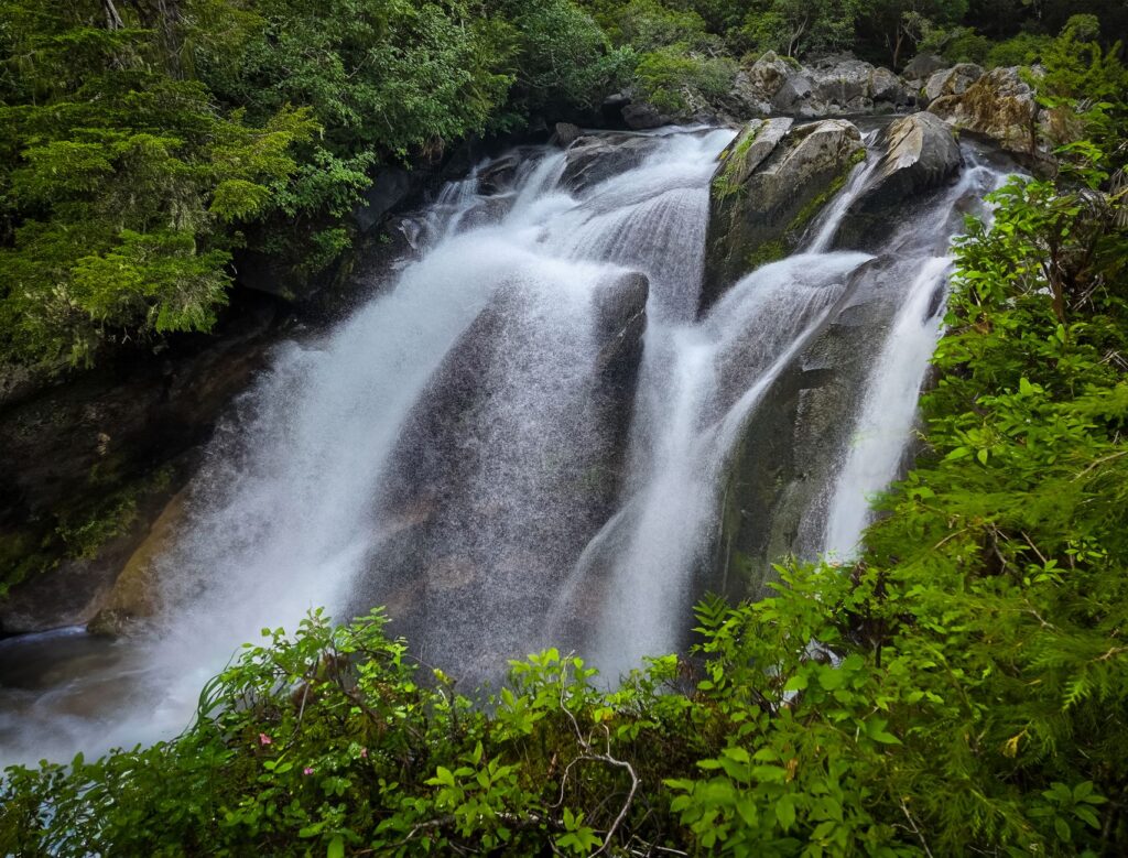 El silencio milenario de los canales de la Patagonia chilena: navegación de cabotaje y arquitectura palafítica en los canales australes