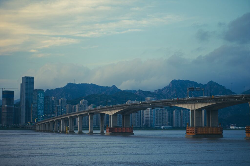 El laberinto vertical de Guizhou: ingeniería de puentes y la conectividad invisible en los desfiladeros kársticos de China