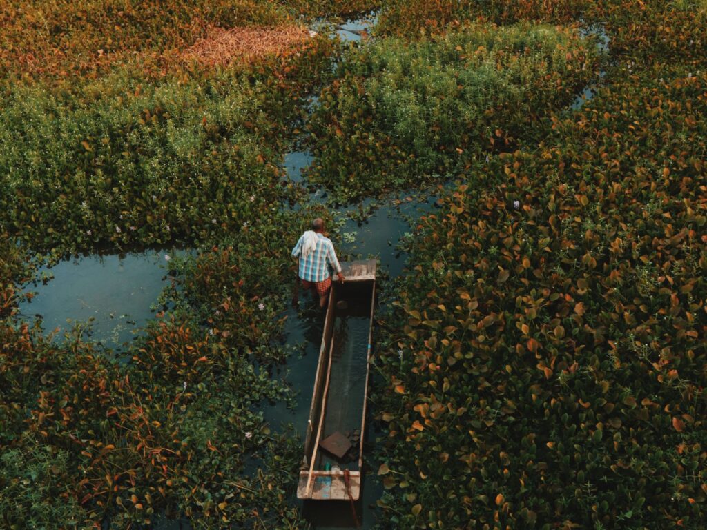 El laberinto intermodal del delta del Okavango: barcazas de madera, pistas anegadas y la frágil conectividad de un confín anfibio