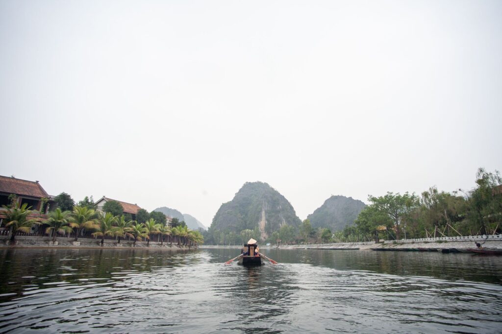 Rieles de imperial soberanía: el convoy contemporáneo que une Hanói con el karst de Ninh Binh