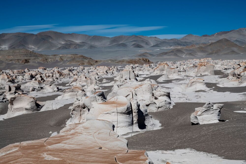 El laberinto de piedra y vapor: Ingeniería, geología y la conectividad invisible del Ferrocarril Trans-Andino central de Perú