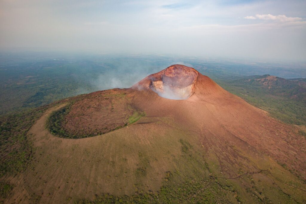 El rugido de la ceniza: Descenso extremo por las faldas del Cerro Negro