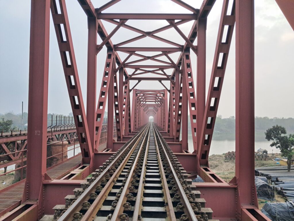El Ferrocarril Transsumatrano: Ingeniería tropical, logística de plantaciones y la conectividad ferroviaria histórica hacia el corazón de Indonesia