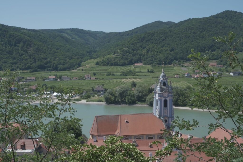 El latido secreto del Danubio azul: navegación fluvial y arquitectura de esclusas en los valles de Wachau