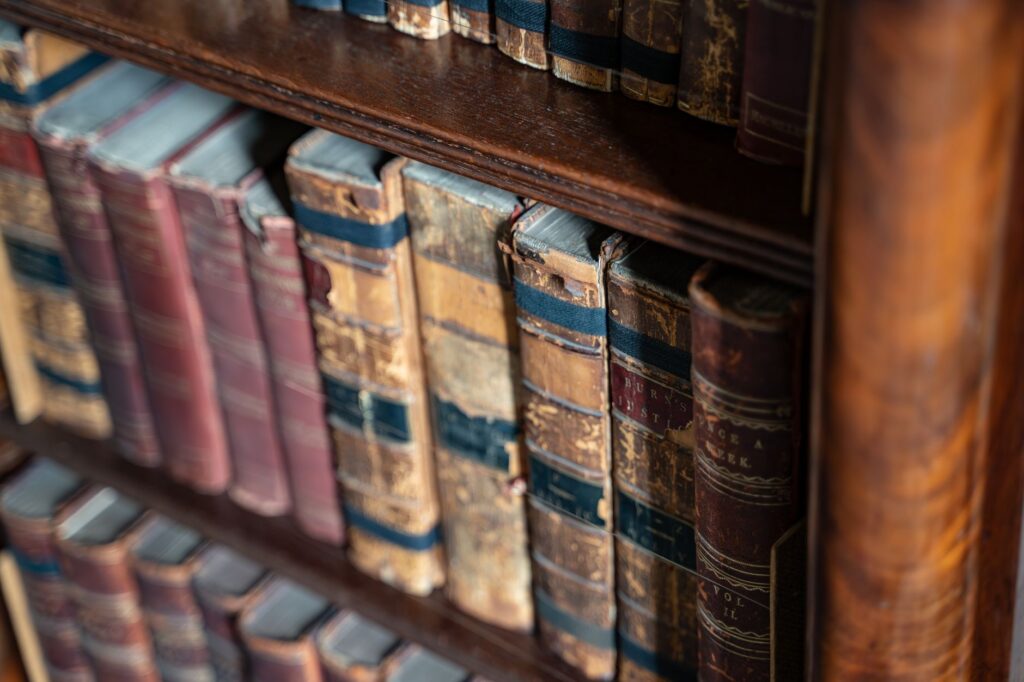 El Renacimiento de la Encuadernación en Pergamino: Vitela, Tinta y Memoria en los Talleres de Oxford
