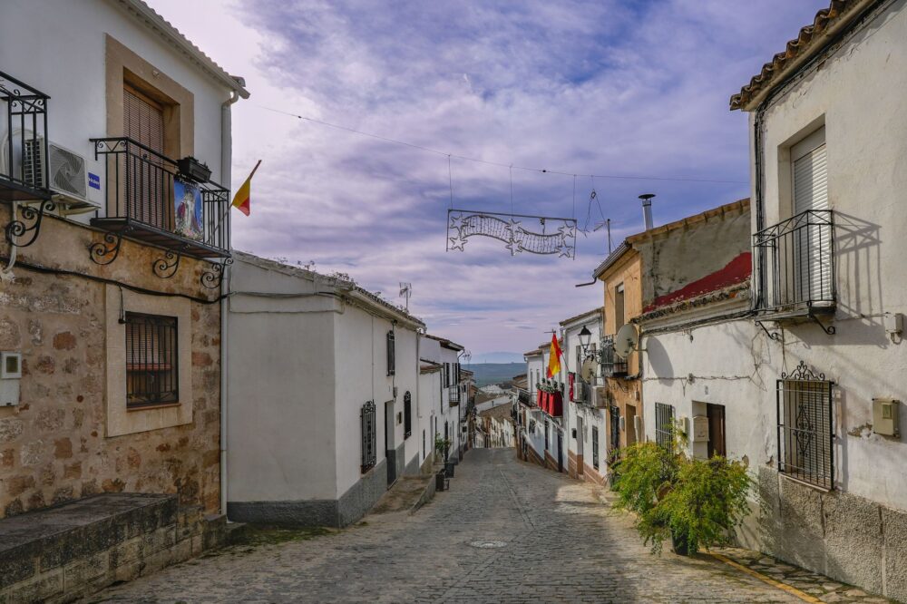 El secreto de la encina y la brasa: la liturgia del Mercado Central de Teruel y los tesoros de la Comarca del Jiloca