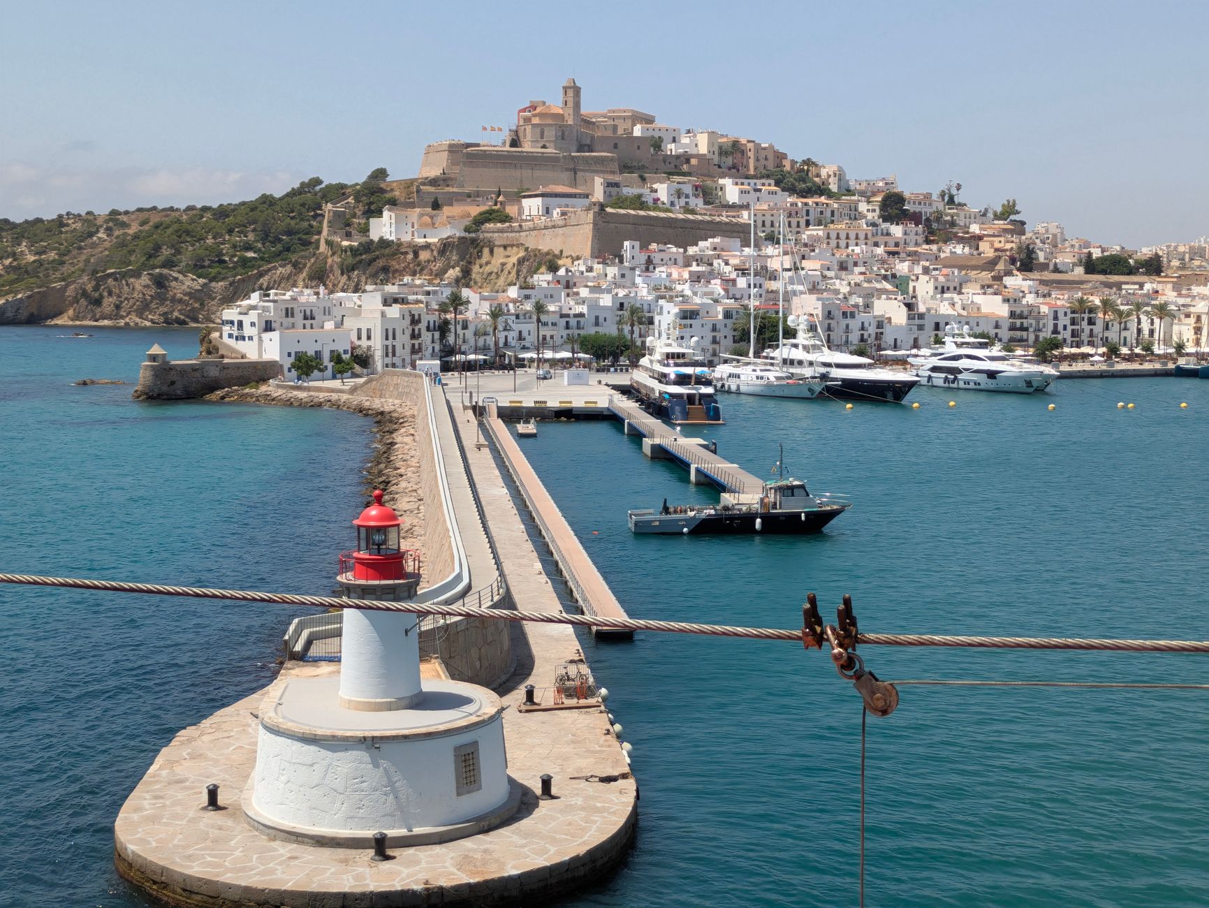 Ibiza dorada: 32 suites que cuentan una historia única