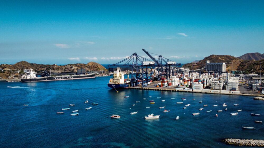 El latido intermodal de las islas Chatham: Aislamiento oceánico, logística de abastos y conectividad aérea en el Pacífico Sur
