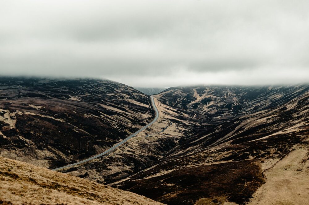 El laberinto de las cañadas brumosas: la descarbonización del transporte en las Tierras Altas de Escocia