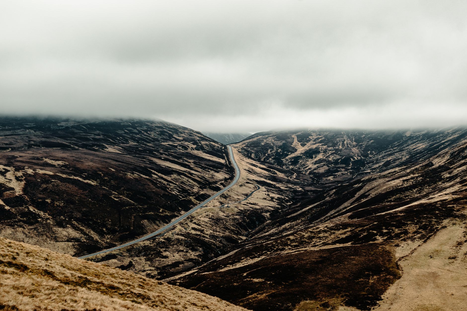 El laberinto de las cañadas brumosas: la descarbonización del transporte en las Tierras Altas de Escocia