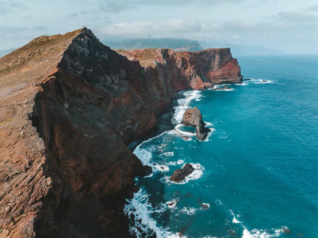El Refugio de la Foca Monje en las Islas Desertas: Oceanografía, Cuevas Marinas y Conservación en el Atlántico Norte