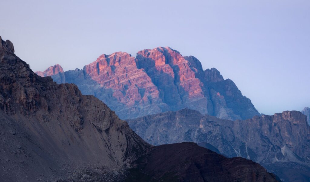 La Travesía del Sendero de Alta Ruta de los Dolomitas Vía Ferrata en Italia: Guía de Expedición y Escalada Vertical por los Murallones Calcáreos de los Alpes