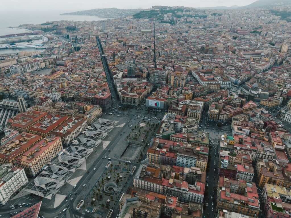 El arte silencioso de viajar con inteligencia: Cómo descifrar la economía de las grandes metrópolis