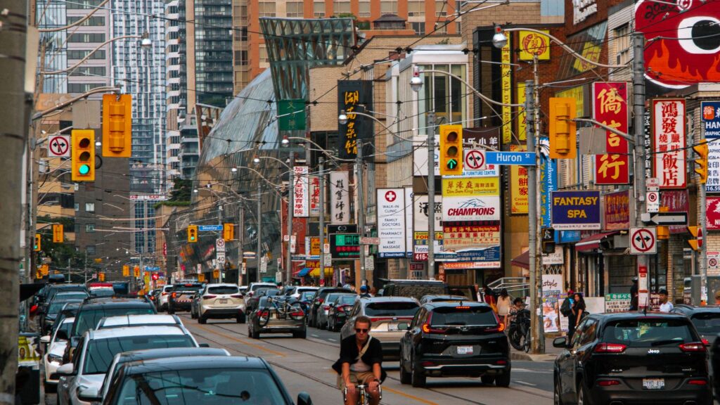 Chauffeuropolis: La metamorfosis del transporte de lujo en Toronto y el auge del chárter ejecutivo