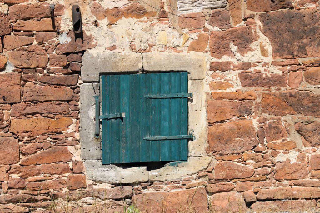 El silencio milenario de los baños de vapor de la Provenza: hidroterapia de lavanda y arquitectura de piedra en los valles del Luberon