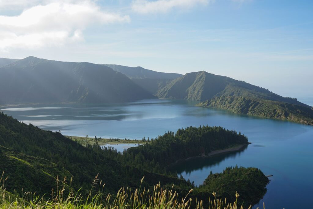 El laberinto aéreo del archipiélago de las Azores: aeronaves de corto alcance, pistas de pendiente y la frágil conectividad insular del Atlántico medio