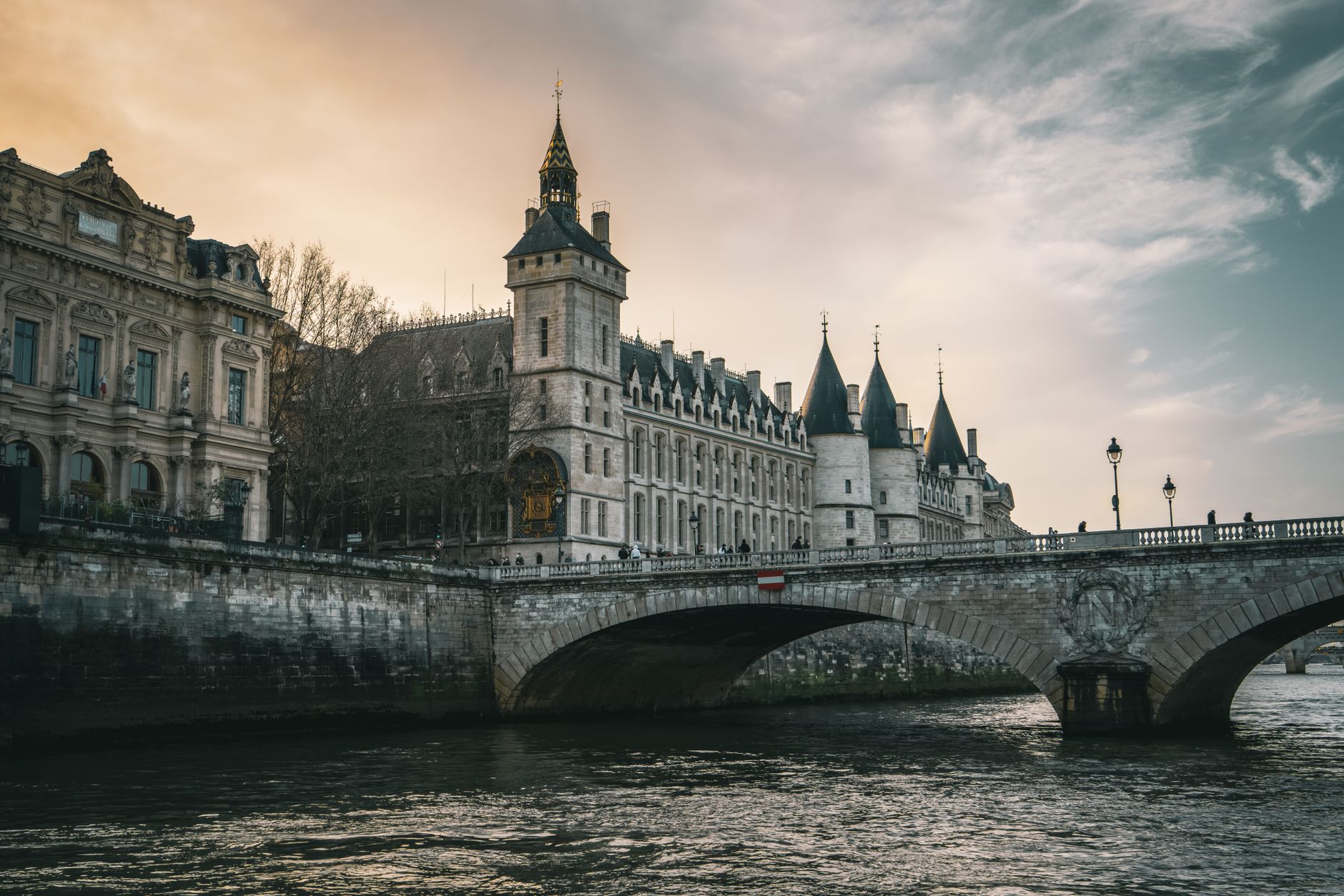 El silencio milenario de los canales de la Borgoña: navegación fluvial y el ritmo secreto de las esclusas en Francia